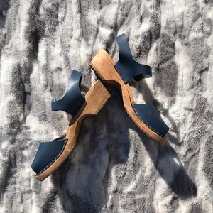 skansen leather clog